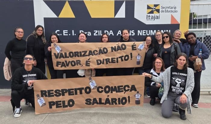 Professores protestam contra reajuste de 4,39% em Itajaí