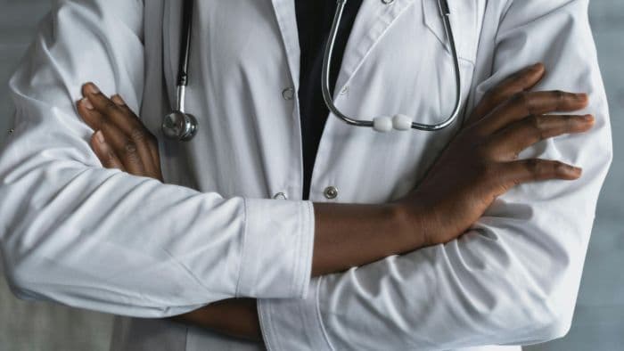 Médicos terceirizados em Itajaí ameaçam greve por salários atrasados; prefeitura nega pendências