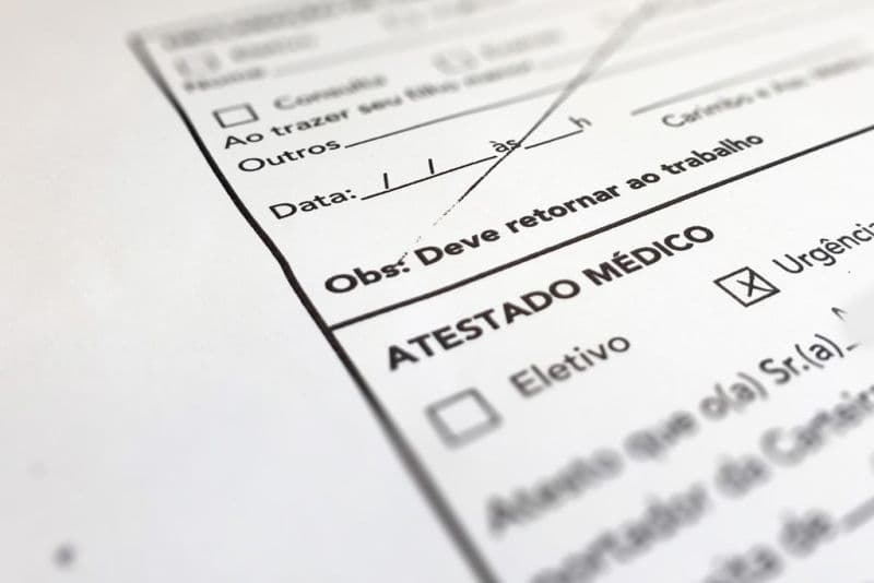 Atestado falso pode dar justa causa? Itajaí já identificou 84 fraudes em 2026