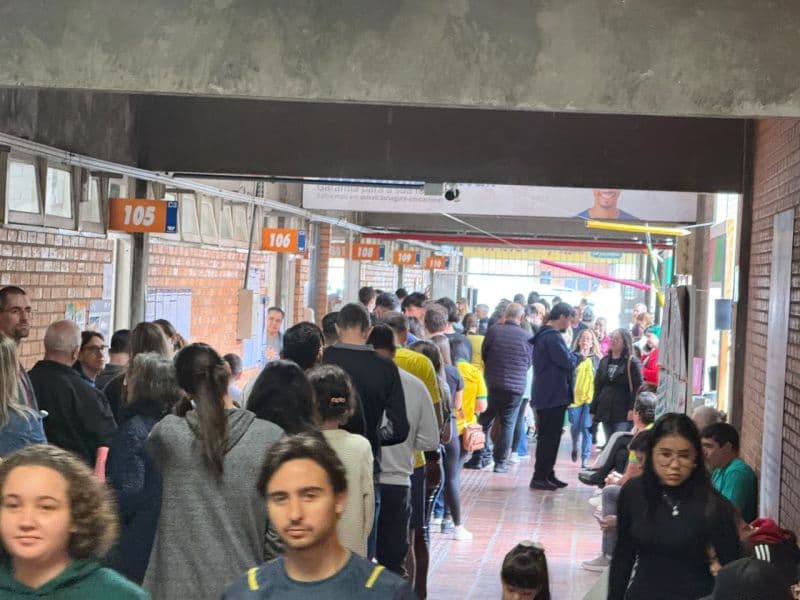 Filas crescem na Univali durante horário do almoço em Itajaí