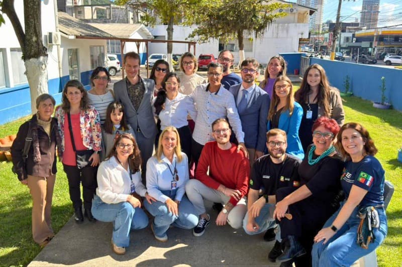 Educadores Internacionais Visitam Escolas de Itajaí para Estudar Metodologia Estética
