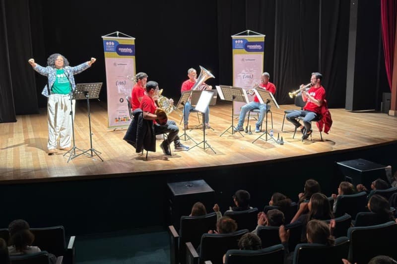 Itajaí: Orquestra Sinfônica Brasileira reúne unidades de ensino no Teatro Municipal