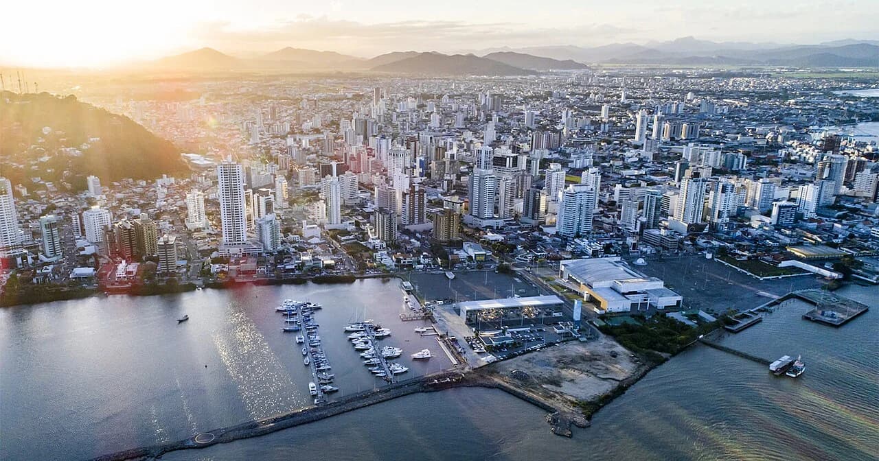 Itajaí abre cadastro de reserva temporário para profissionais da Educação com salários de até R$ 6.637