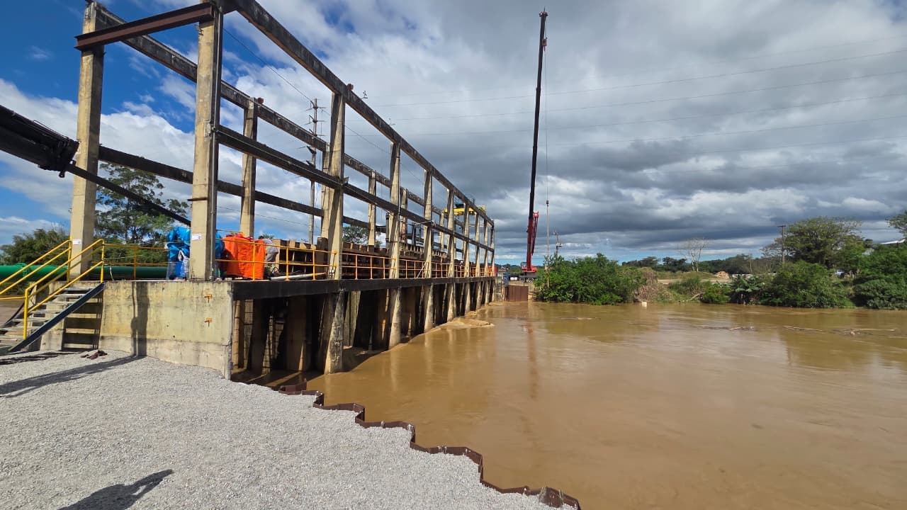 Turbidez do Rio Itajaí-Mirim dispara exigindo economia urgente de água em Itajaí e Navegantes