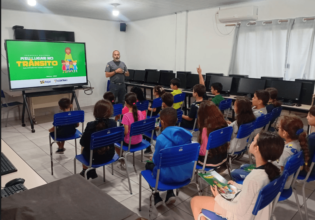 Programa de educação para o trânsito atende alunos em Itajaí e prevê certificação no fim de abril