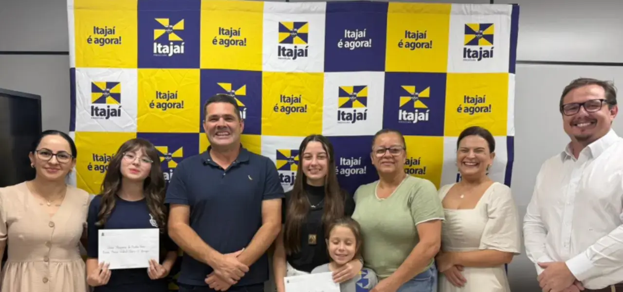 Vencedoras de concurso de redação em Itajaí recebem premiação - Visor Notícias