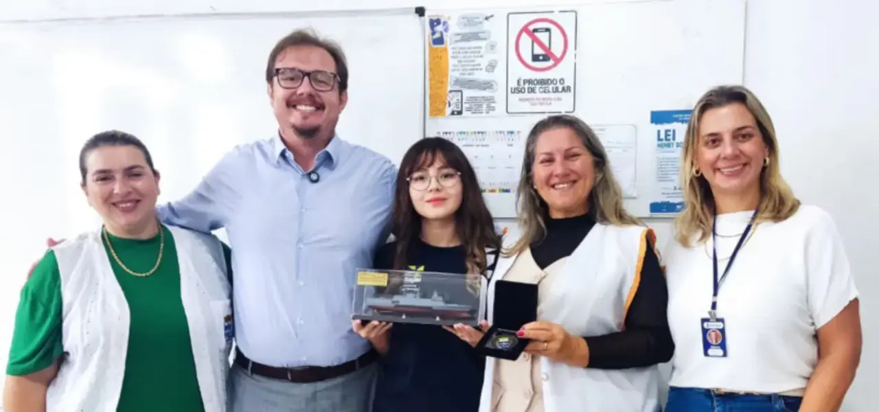 Escola de Itajaí recebe homenagem por concurso de redação - Visor Notícias