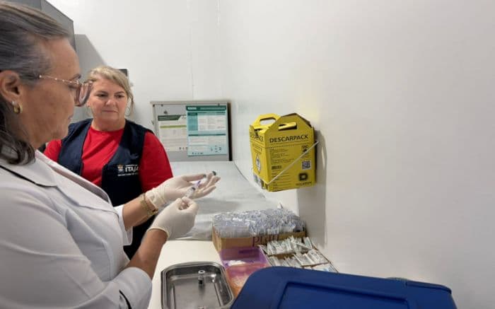 Itajaí começa a vacinar profissionais da saúde contra a dengue