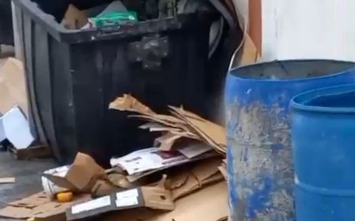 Lixo largado por restaurante causa risco à saúde em Itajaí