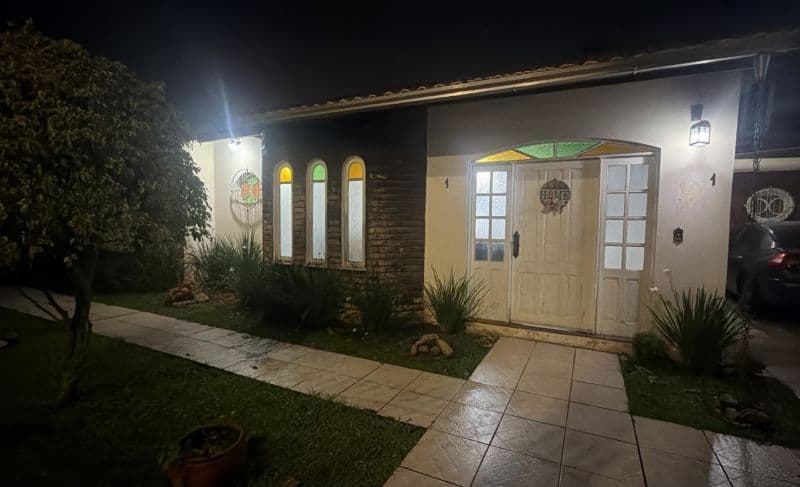 Casa de idosa, mãe de candidato ao Senado, é apedrejada em Itajaí; família relata medo